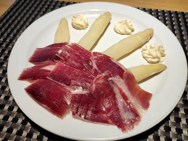 Esparragos Blancos con Jamón Ibérico