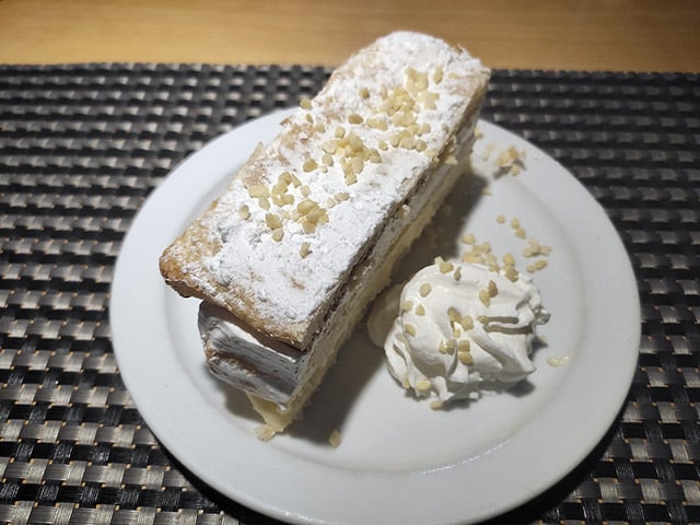 Milhojas rellenas de Crema y Nata, una especialidad del restaurante el lagar