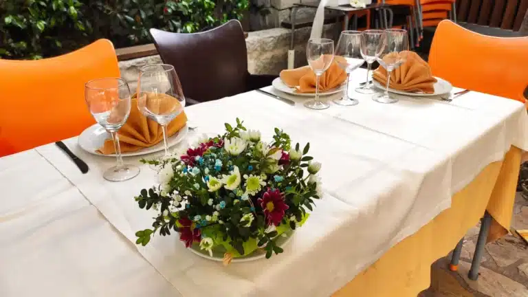 mesa para comunión en terraza cerrada con decoración el lagar de colmenar viejo