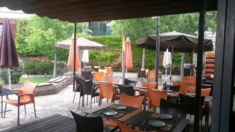terraza exterior restaurante el lagar de colmenar viejo mesas con sombrilla 2